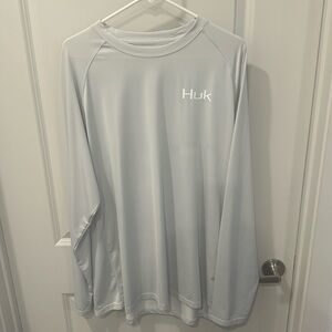Huk shirt in very light grey/silver. Size xxl. Like new